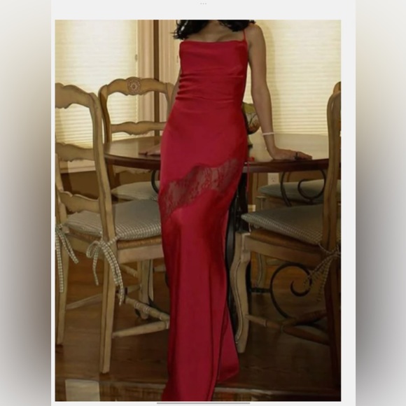 Red maxi dress with lace. - Picture 3 of 6